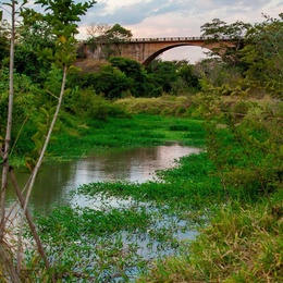 Ponte sobre Ribeirão Baguaçu no bairro Alvorada