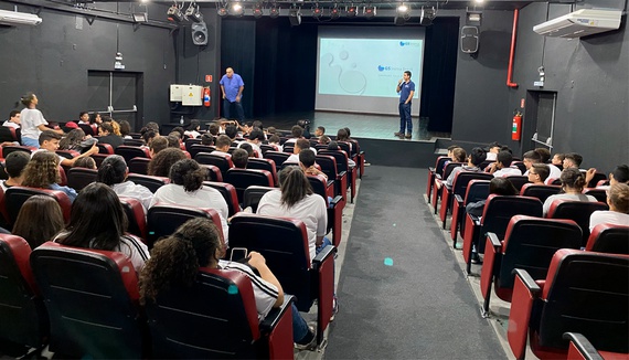 Alunos da E.E. Luiz Gama participam de palestras da GS Inima SAMAR