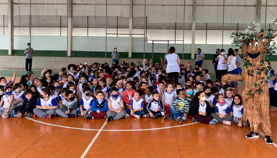 Apresentação teatral e entrega de sementes marcam o Dia da Árvore da GS Inima SAMAR