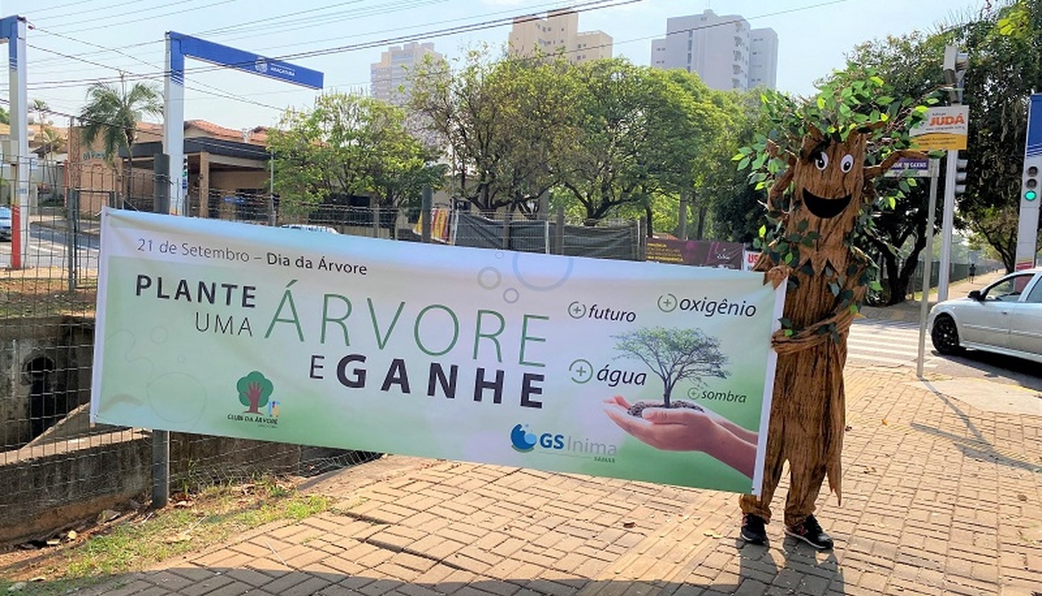 GS Inima SAMAR doa sementes de ipê em comemoração ao Dia da Árvore