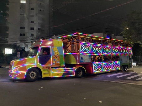 Carretão da Alegria da GS Inima SAMAR leva diversão gratuita para as famílias no Natal Iluminado de Araçatuba