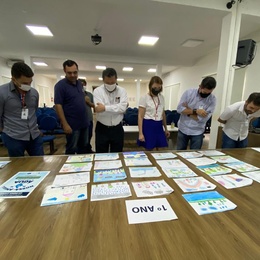 Comissão Julgadora durante a seleção dos desenhos vencedores