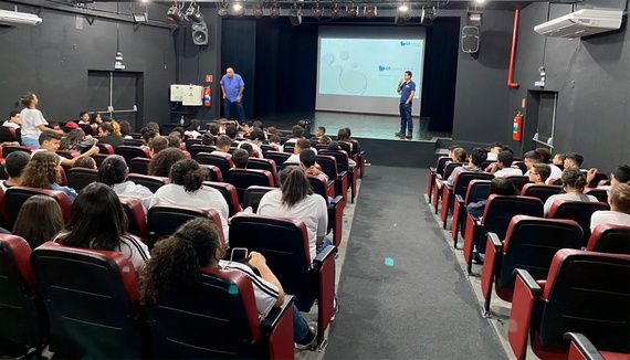 Alunos da E.E. Luiz Gama participam de palestras da GS Inima SAMAR